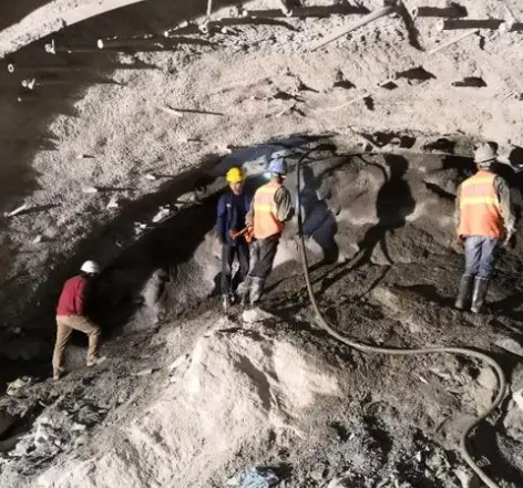 西湖拱顶带模注浆料的施工流程及注意事项